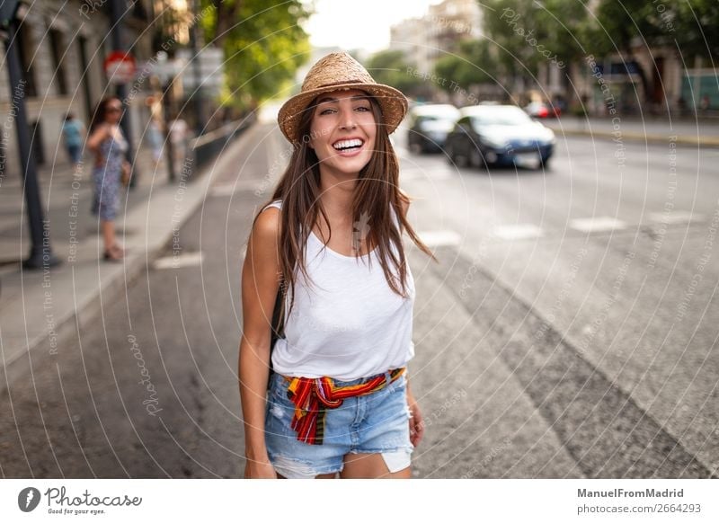 junge fröhliche Frau auf der Straße Lifestyle Glück schön Ferien & Urlaub & Reisen Tourismus Sommer Mensch Erwachsene Mode Hut Lächeln authentisch hell Freude