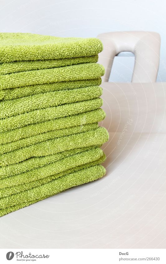 towels are well prepared on a pillow - patients welcome Handtuch Stapel grün Wellness Physiotherapie Bildausschnitt Anschnitt Zentralperspektive Menschenleer