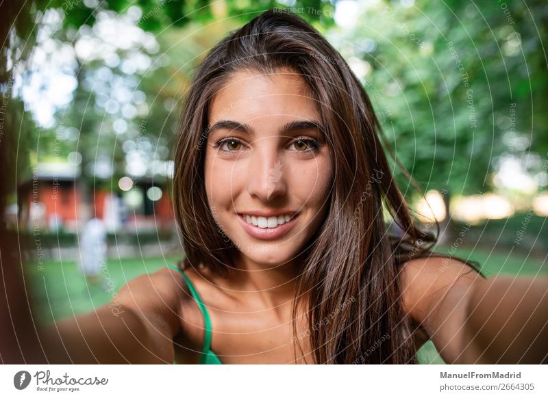junge Frau, die einen Selfie nimmt. Lifestyle Glück schön Ferien & Urlaub & Reisen Sommer Telefon Fotokamera Technik & Technologie Erwachsene Lächeln