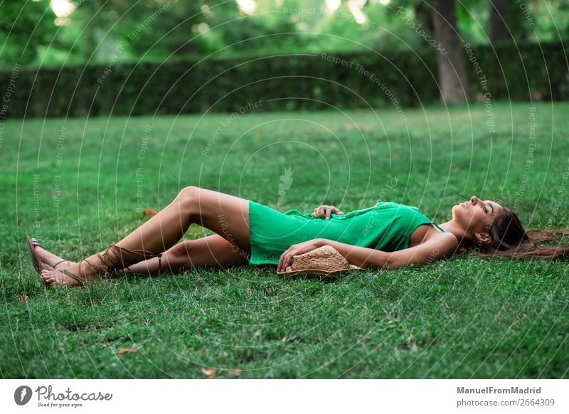 junge, fröhliche Frau, die sich auf das Gras legt. Lifestyle Glück schön Freizeit & Hobby Sommer Mensch Erwachsene Natur Park Wiese Lächeln authentisch