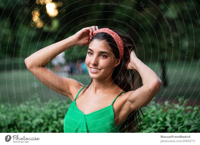 Porträt einer jungen glücklichen Frau im Park Lifestyle Glück schön Ferien & Urlaub & Reisen Tourismus Sommer Mensch Erwachsene Natur Straße Mode Lächeln