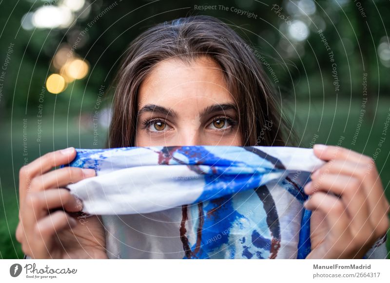Frau, die ihr Gesicht verbirgt. elegant schön Mensch Erwachsene Mode Bekleidung Stoff Schal authentisch Freundlichkeit natürlich blau weiß Verschwiegenheit