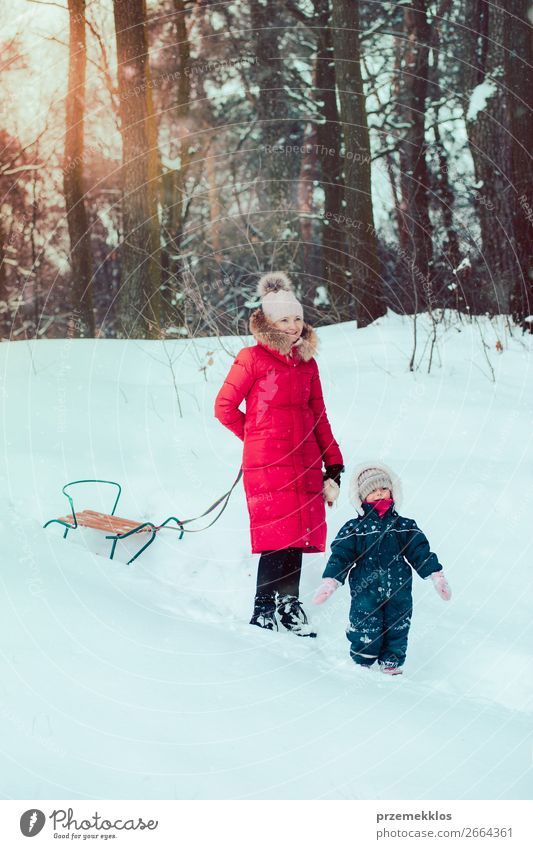 Familie, die Zeit miteinander verbringt, um im Winter im Freien spazieren zu gehen. Lifestyle Freude Glück Schnee Winterurlaub Mensch Kind Kleinkind Mädchen