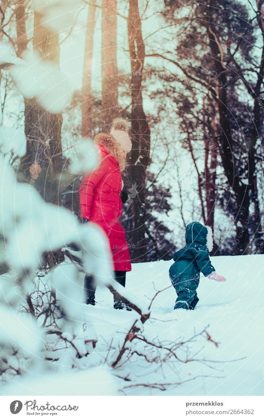 Familie, die Zeit miteinander verbringt, um im Winter im Freien spazieren zu gehen. Lifestyle Freude Glück Schnee Winterurlaub Mensch Kind Kleinkind Mädchen