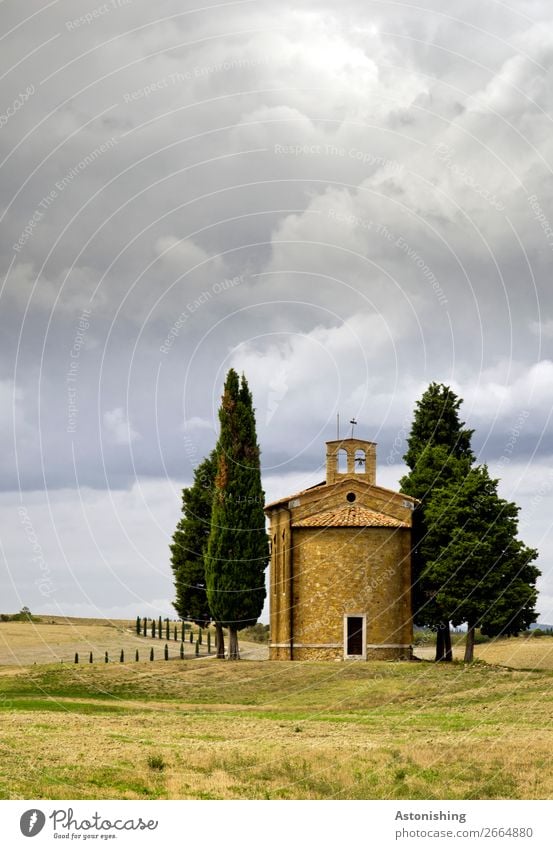 kleine toskanische Kapelle Umwelt Natur Landschaft Pflanze Himmel Wolken Gewitterwolken Horizont Wetter schlechtes Wetter Unwetter Baum Hügel Siena Toskana