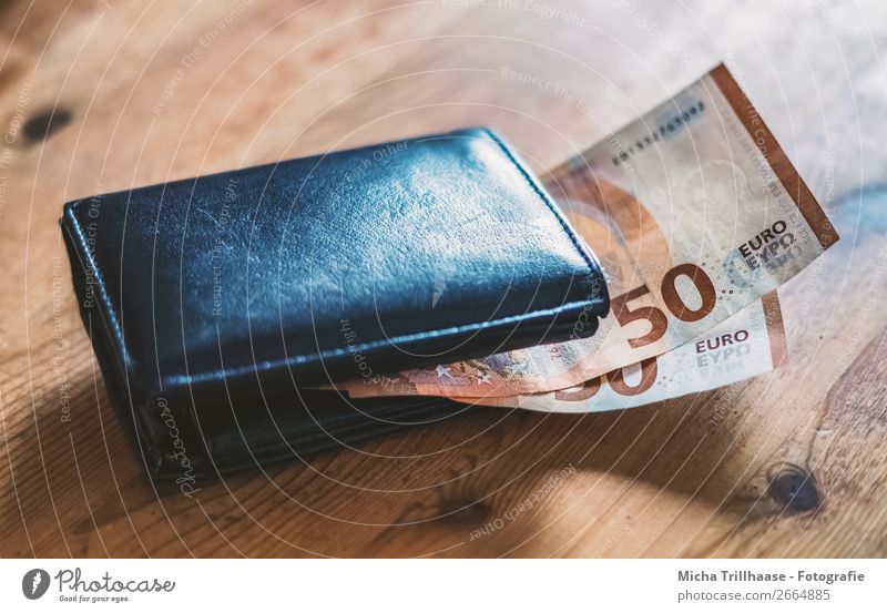 Brieftasche mit Geldscheinen Arbeit & Erwerbstätigkeit Portemonnaie Eurozeichen bezahlen kaufen sparen Armut Billig reich blau gelb orange schwarz sparsam