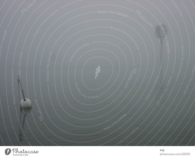 Nebelboje Uhr Bahnhofsuhr See Hochwasser grau Reflexion & Spiegelung Wasseroberfläche Boje obskur Murten Weltausstellung
