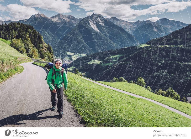 Junge Frau auf Alpenüberquerung Ferien & Urlaub & Reisen Berge u. Gebirge wandern Klettern Bergsteigen Jugendliche 30-45 Jahre Erwachsene Natur Landschaft
