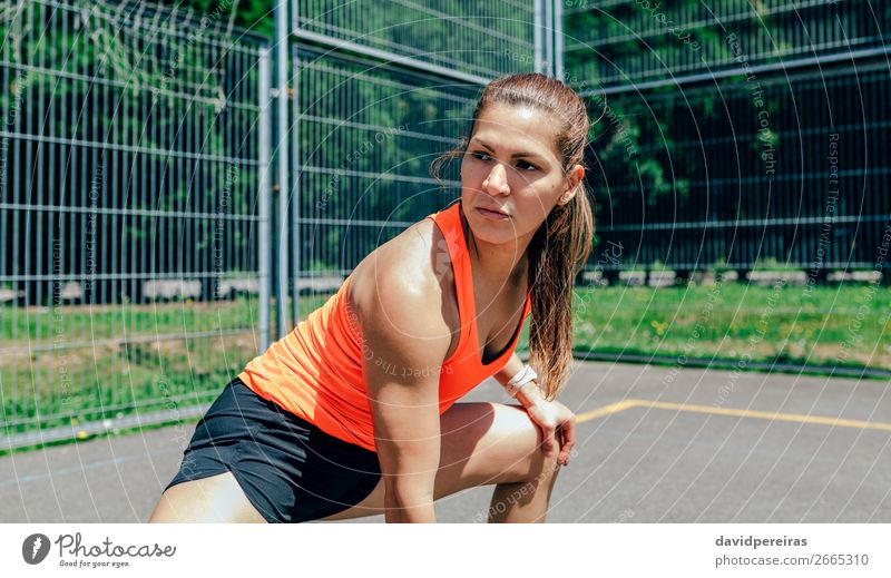 Sportlerin bei Beindehnungen Lifestyle Körperpflege Sommer Mensch Frau Erwachsene brünett Fitness sportlich authentisch selbstbewußt Energie Dehnung Entführer