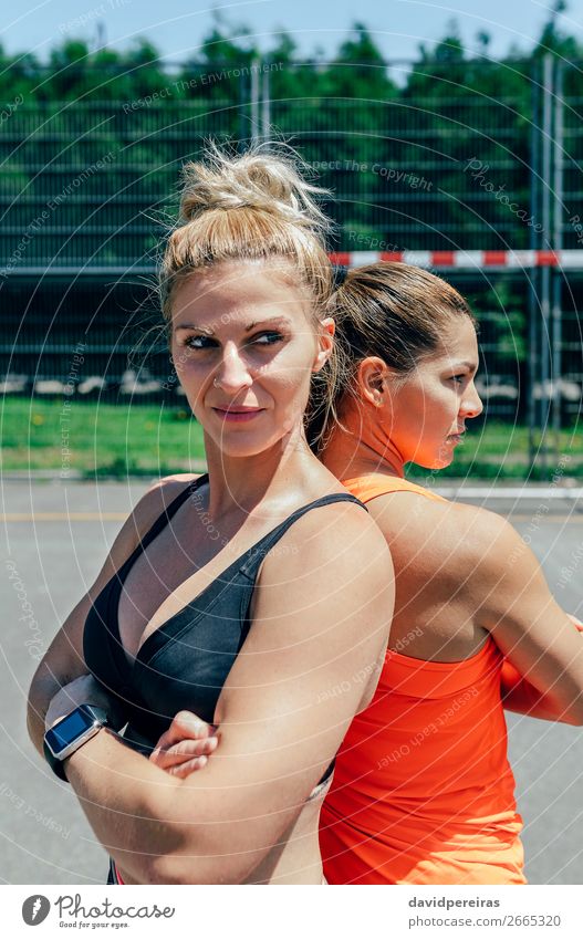 Sportlerinnen posieren mit verschränkten Armen Lifestyle schön Mensch Frau Erwachsene Freundschaft Piercing brünett blond Fitness sportlich stark selbstbewußt