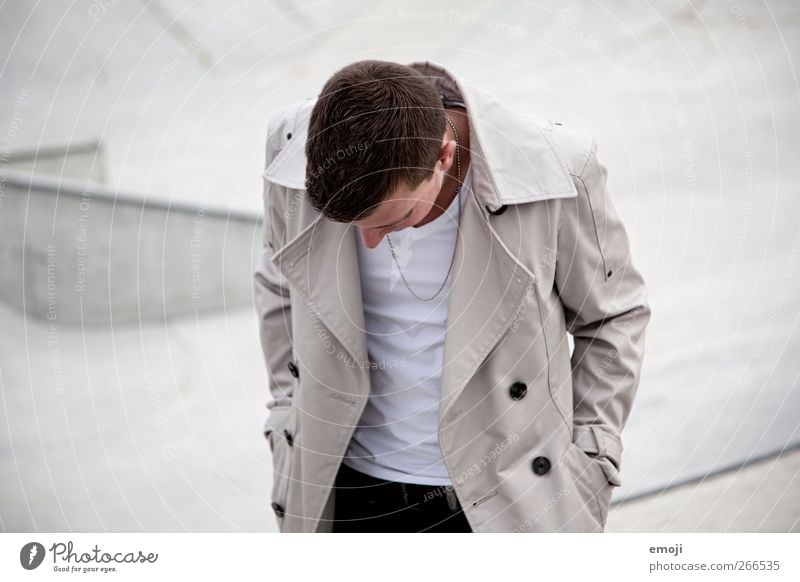 grau maskulin Junger Mann Jugendliche 1 Mensch 18-30 Jahre Erwachsene Mode Jacke trendy anonym Farbfoto Gedeckte Farben Außenaufnahme Textfreiraum links
