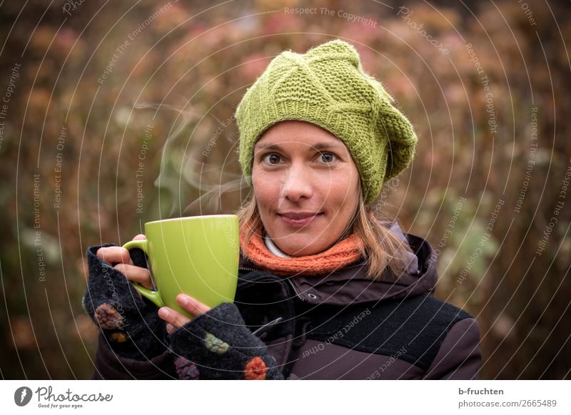 Kalte Jahreszeit - Teezeit Getränk Heißgetränk Kaffee Tasse Gesunde Ernährung Frau Erwachsene Gesicht Hand 1 Mensch Herbst Winter Mantel Schal Mütze gebrauchen