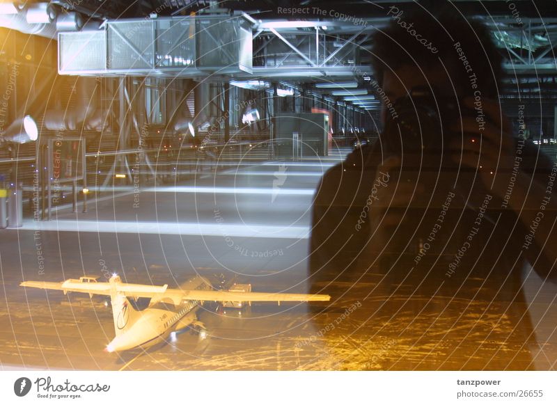 Spiegelung Dresden Flugzeug Reflexion & Spiegelung Selbstportrait Mann Flughafen Tiefenwirkung