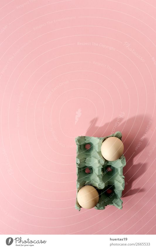 Frische Eier auf rosa Hintergrund Lebensmittel Frühstück frisch lecker natürlich oben gelb Proteine Hähnchen organisch Gesundheit Bauernhof Zutaten roh vertikal