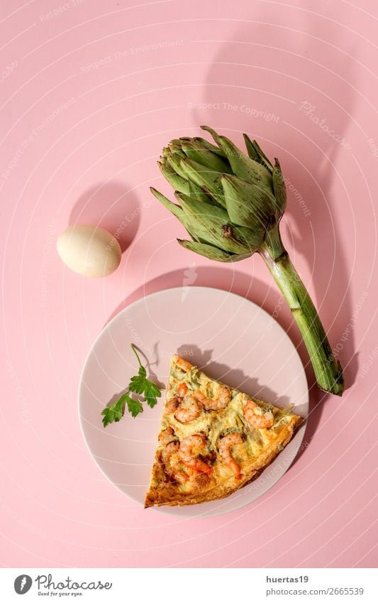 Hausgemachte Quiche aus Gemüse und Garnelen Lebensmittel Meeresfrüchte Fuß lecker oben grün rosa Tradition gebastelt Gesundheit Torte backen Artischocke Erbsen