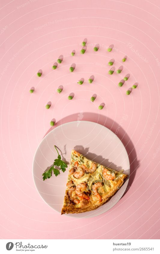 Hausgemachte Quiche aus Gemüse und Garnelen Lebensmittel Meeresfrüchte Fuß lecker oben rosa Tradition gebastelt Gesundheit Torte backen Artischocke Erbsen