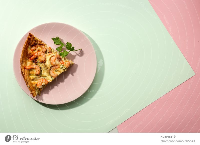 Hausgemachte Quiche aus Gemüse und Garnelen Lebensmittel Meeresfrüchte Fuß grün rosa Farbe Tradition gebastelt Gesundheit Torte backen Artischocke Erbsen