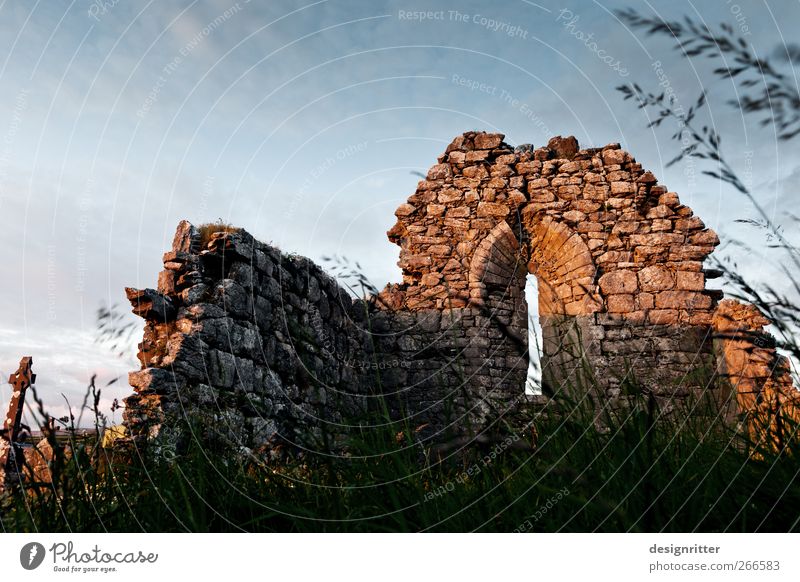 Die Kirche ist tot … Natur Pflanze Gras Fanore Republik Irland Europa Dorf Dom Ruine Mauer Wand Fenster alt bauen dunkel Hoffnung Sorge Trauer Tod Enttäuschung