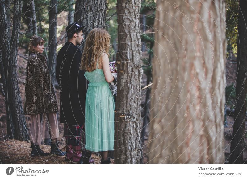 Eine Gruppe von Freunden, die im Wald stehen. Lifestyle elegant Design exotisch schön Mensch feminin Mädchen Junge Frau Jugendliche Junger Mann Umwelt Natur