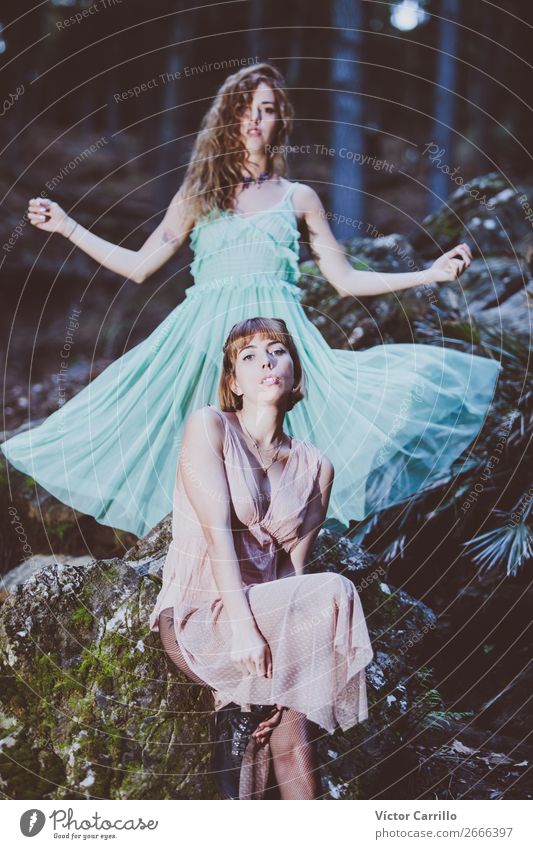 Zwei schöne junge Frauen im Wald Mensch feminin Junge Frau Jugendliche Erwachsene Körper 2 18-30 Jahre Umwelt Natur Landschaft Urwald Mode Bekleidung Kleid