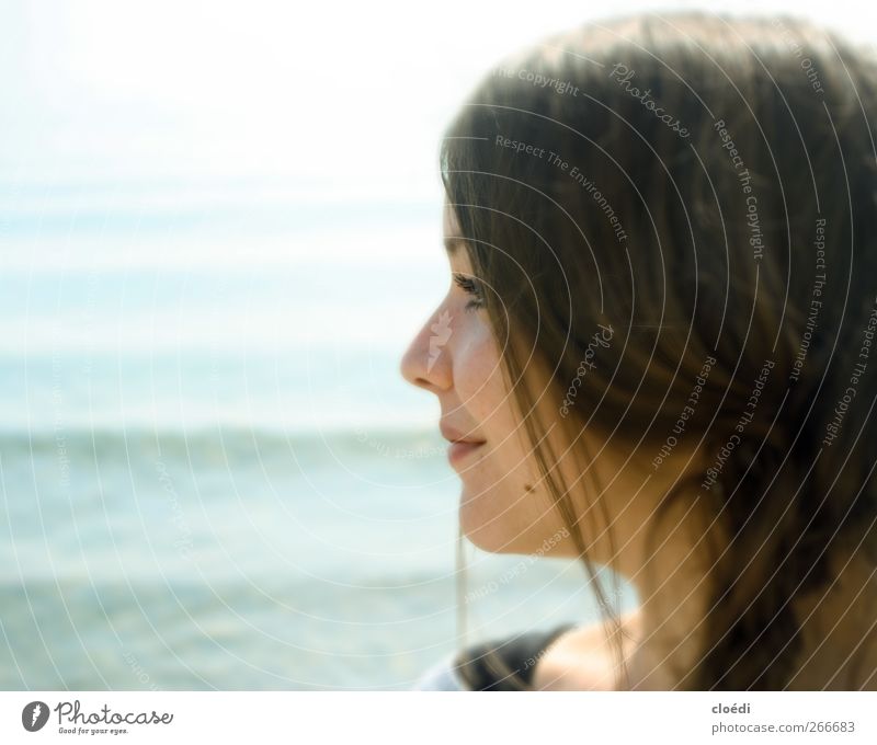 rückblickend feminin Junge Frau Jugendliche Kopf 18-30 Jahre Erwachsene Wasser Seeufer Lächeln träumen Zufriedenheit Lebensfreude Warmherzigkeit Farbfoto