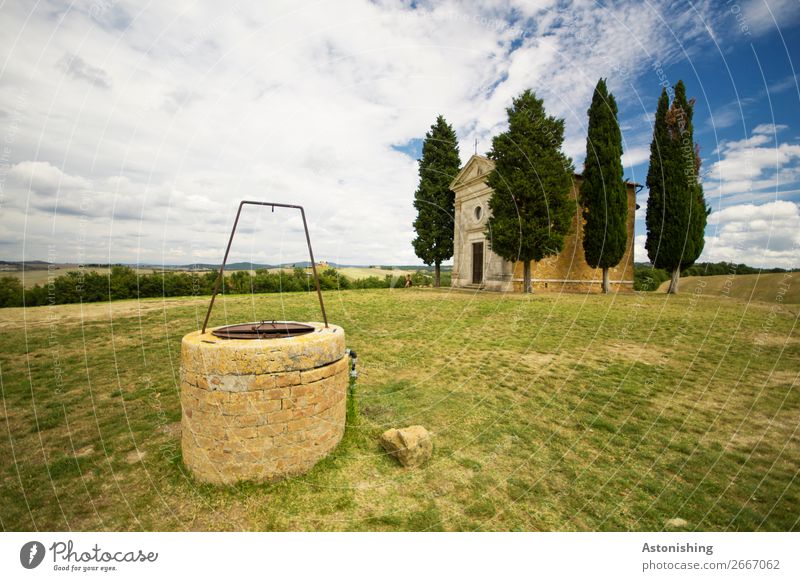 o |||| Umwelt Natur Landschaft Pflanze Himmel Wolken Horizont Sommer Wetter Baum Gras Wiese Hügel Siena Toskana Italien Haus Kirche Bauwerk Architektur Brunnen