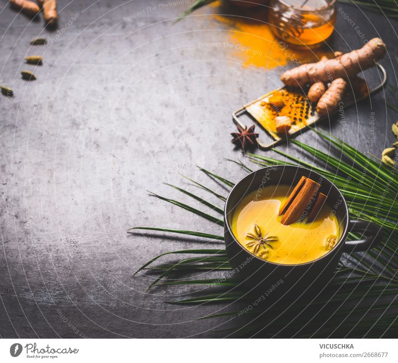 Tasse mit goldenem Gelbwurz Milch und Gewürzen Lebensmittel Kräuter & Gewürze Ernährung Bioprodukte Diät Asiatische Küche Getränk Heißgetränk Tee Geschirr Stil