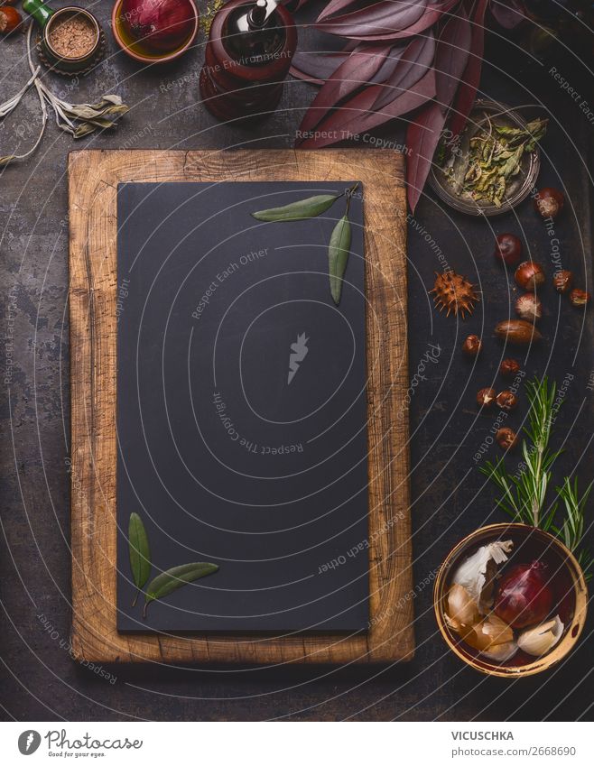 Leere Tafel im Holzrahmen mit Kochzutaten Lebensmittel Kräuter & Gewürze Ernährung Geschirr kaufen Stil Design Gesunde Ernährung Hintergrundbild