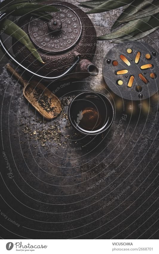 Tee Set auf dunklem Hintergrund mit Teekanne Lebensmittel Asiatische Küche Getränk Geschirr Tasse Stil Design Gesundheit Gesunde Ernährung Tisch Hintergrundbild
