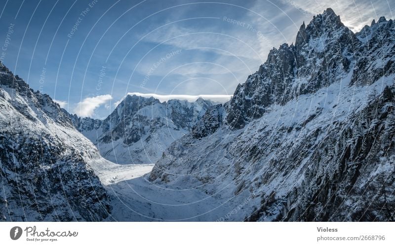 Schnee bedeckte Berge Aiguilles de Chamonix Tal Auvergne Alpinismus Farbfoto Silhouette blau Wald Mont Blanc Arve Bergkette Bergkamm Frankreich Wolken Alpen