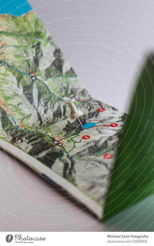 weißer Pin markiert die Position eines Ziels auf einer Karte. Ferien & Urlaub & Reisen Ausflug Straße Papier Farbe Genauigkeit Stecknadel Mark Landkarte zielen