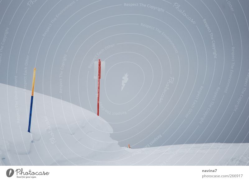 schneebel Skipiste Nebel Schnee hell weiß Vor hellem Hintergrund Berge u. Gebirge Farbfoto Außenaufnahme Menschenleer Textfreiraum rechts