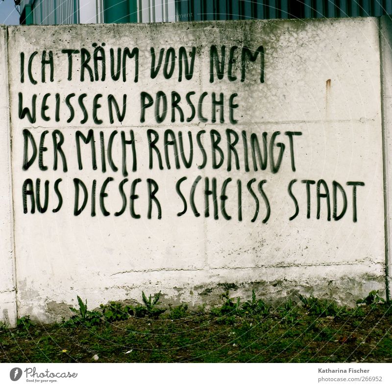 # Stadt Menschenleer Mauer Wand Stein Beton braun grün schwarz weiß Sehnsucht Fernweh Verzweiflung Schrift Schriftzeichen Buchstaben Wort Graffiti