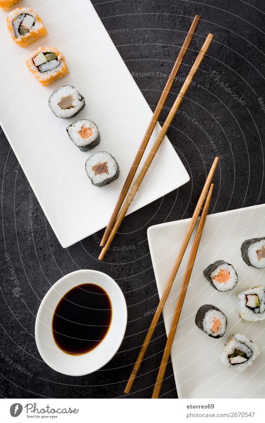 Sushi-Sortiment und Sojasauce Lebensmittel Gesunde Ernährung Foodfotografie Japanisch Reis Fisch Lachs Meeresfrüchte Brötchen Mahlzeit machen Feinschmecker
