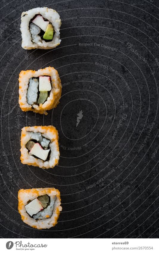 Sushi-Sortiment auf schwarzem Hintergrund. Lebensmittel Gesunde Ernährung Foodfotografie Japanisch Reis Fisch Lachs Meeresfrüchte Brötchen Mahlzeit machen