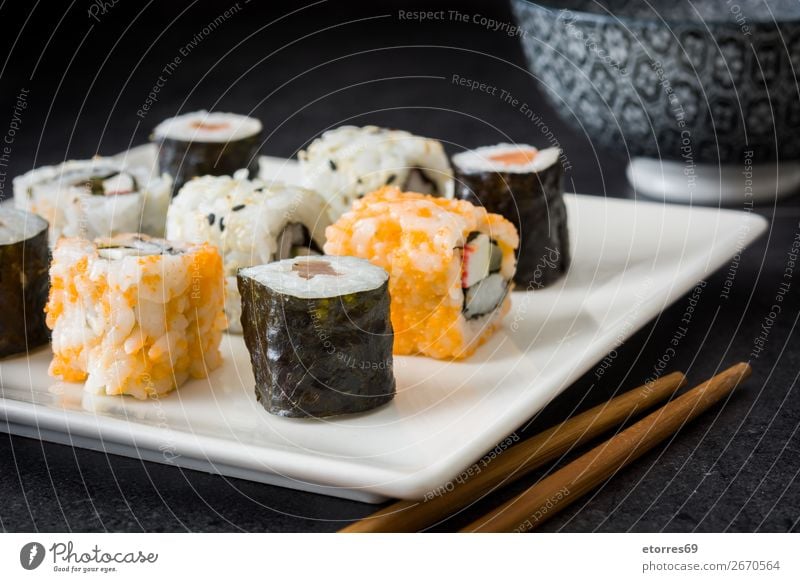 Sushi-Sortiment in weißem Teller und Sojasauce Lebensmittel Gesunde Ernährung Foodfotografie Japanisch Reis Fisch Lachs Meeresfrüchte Brötchen Mahlzeit machen