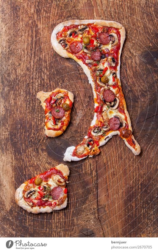 Pizza in Form der italienischen Halbinsel Peperoni Käse Italienisch gestalt umriss form symbol Sardinien Land Sizilien Gliederung Symbolisch Essen heiß lecker