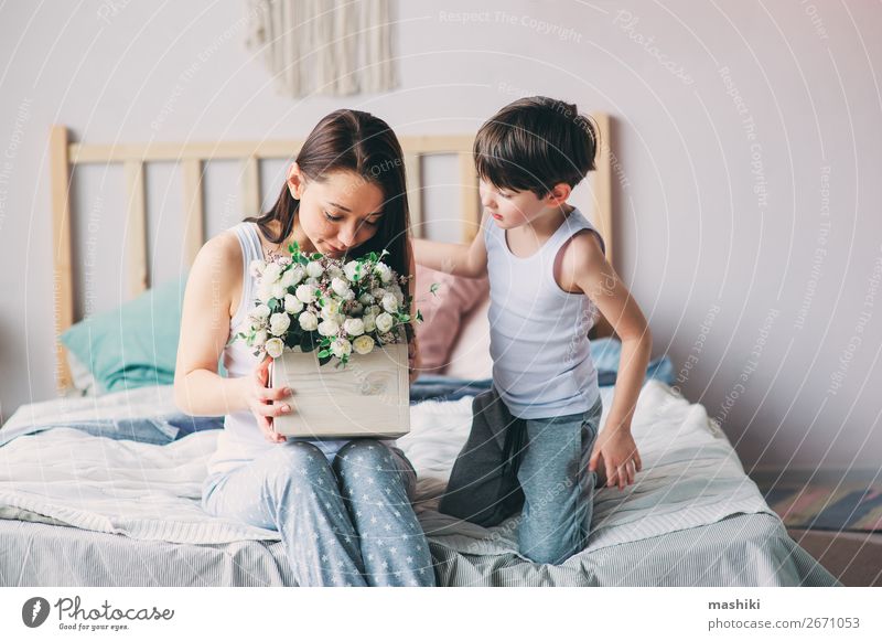 glückliches Kind Junge schenkt Blumen an Mama Lifestyle Freude Leben Schlafzimmer Muttertag Kleinkind Eltern Erwachsene Familie & Verwandtschaft Kindheit
