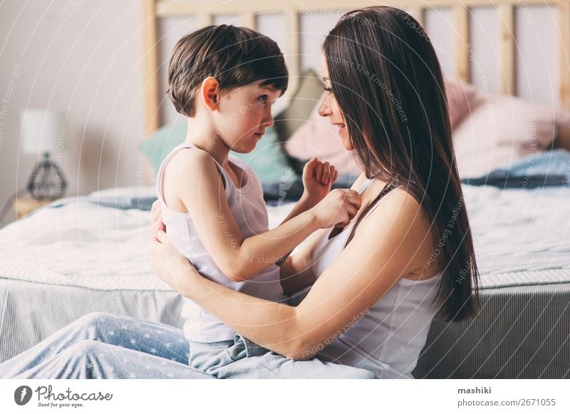 glückliche Mutter umarmt ihren Kleinkindesohn Lifestyle Freude Glück Leben Erholung Spielen Schlafzimmer Kind Junge Eltern Erwachsene Familie & Verwandtschaft