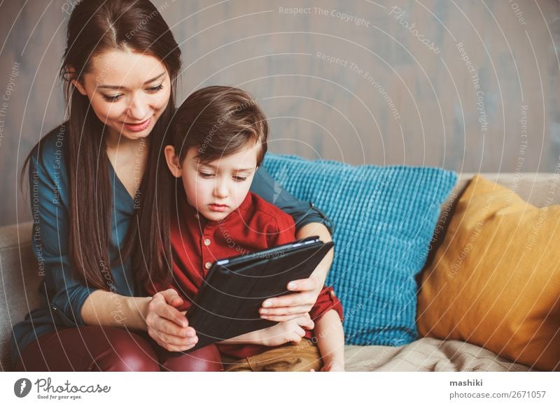 glückliche Mutter und Kleinkind Sohn mit Tablette Lifestyle Freude Erholung Freizeit & Hobby Spielen Kind Schule Computer Bildschirm Technik & Technologie
