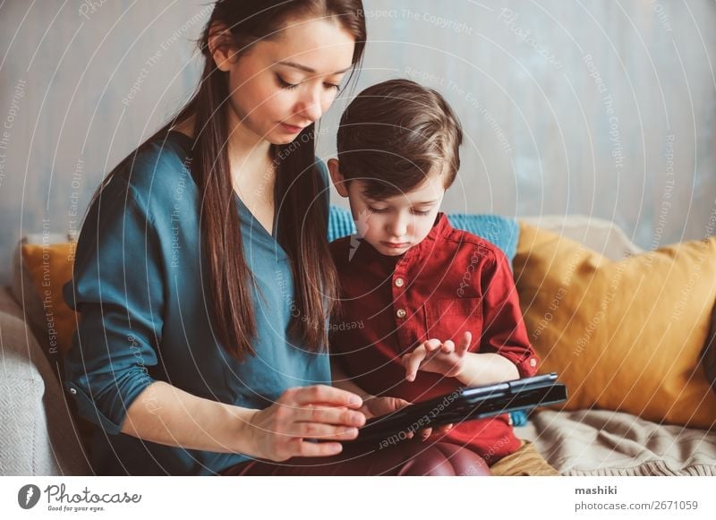 glückliche Mutter und Kleinkind Sohn mit Tablette Lifestyle Freude Erholung Freizeit & Hobby Spielen Kind Schule Computer Bildschirm Technik & Technologie