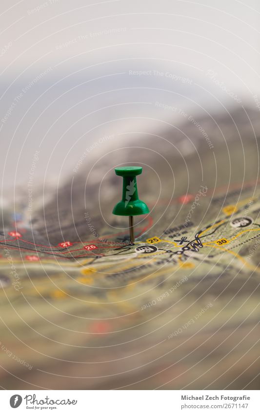 grüner Pin markiert die Position eines Ziels auf einer Karte. Ferien & Urlaub & Reisen Ausflug Straße Papier Farbe Genauigkeit Stecknadel Mark Landkarte zielen