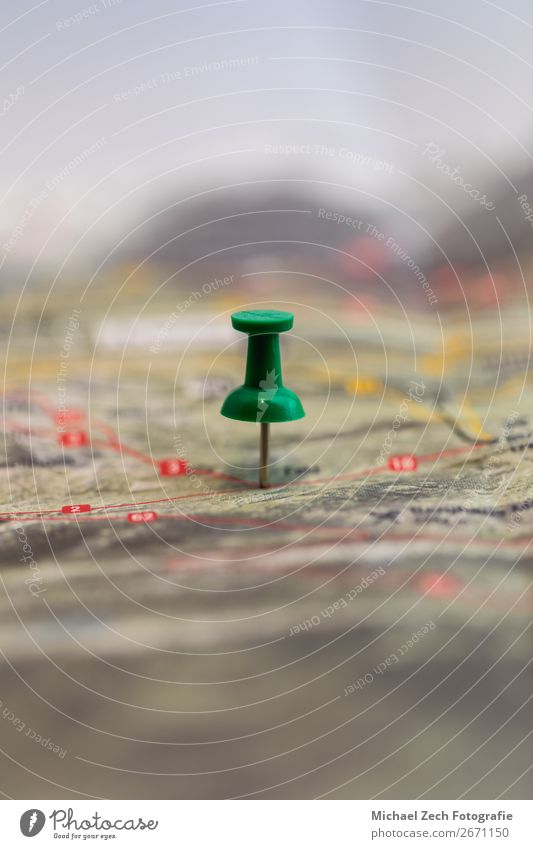 grüner Pin markiert die Position eines Ziels auf einer Karte. Ferien & Urlaub & Reisen Ausflug Straße Papier Farbe Genauigkeit Stecknadel Mark Landkarte zielen