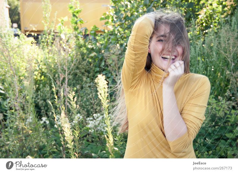 #267173 Stil schön Wohlgefühl Sommer Garten Junge Frau Jugendliche Leben Mensch Natur T-Shirt Erholung festhalten lachen leuchten blond Glück trendy einzigartig