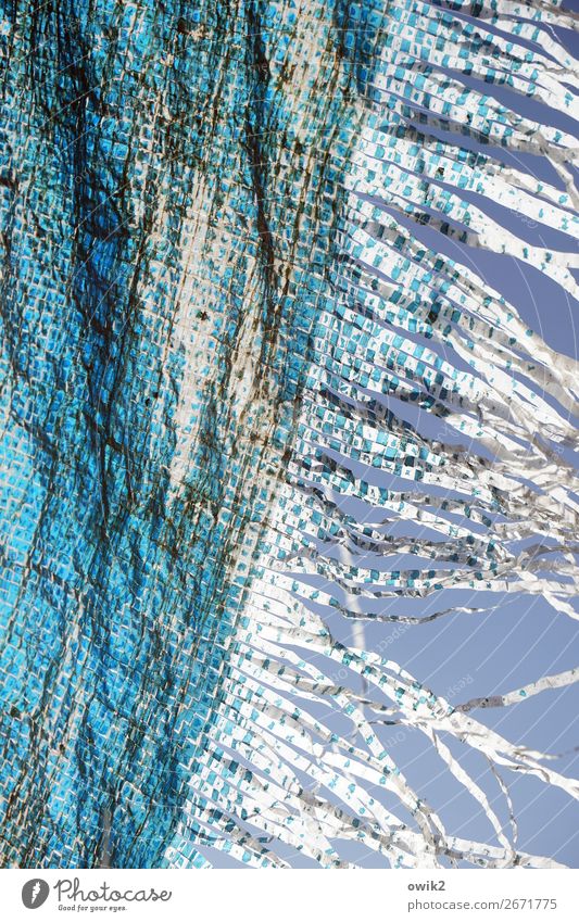 Ausgefranst Wolkenloser Himmel Bauplane Franse Kunststoff Bewegung blau Wind Farbfoto Außenaufnahme Detailaufnahme abstrakt Strukturen & Formen Menschenleer
