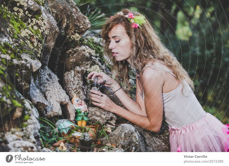 Eine junge Frau, die im Wald steht. Lifestyle kaufen elegant Stil Design exotisch Freude Mensch feminin Junge Frau Jugendliche Erwachsene 1 18-30 Jahre Kultur