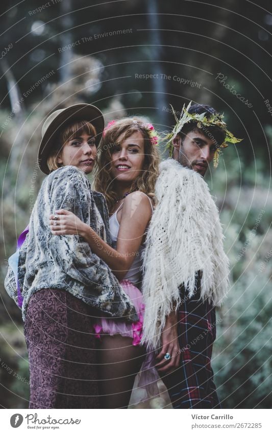 Drei glückliche Freunde posieren im Wald Lifestyle kaufen elegant Stil Design exotisch Freude Mensch maskulin feminin androgyn Junge Frau Jugendliche