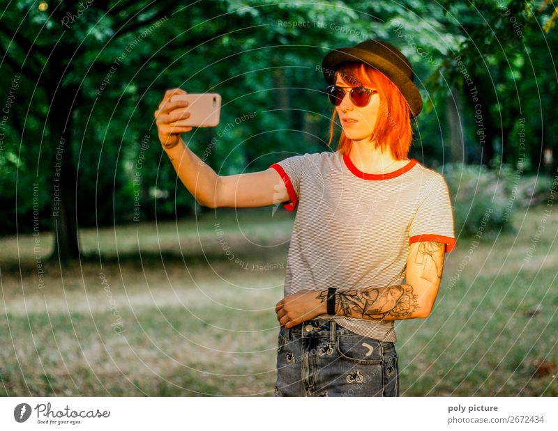 Selfie in der Abendsonne im Stadtpark - [LS147] Lifestyle Zufriedenheit Ferien & Urlaub & Reisen Sommer Sommerurlaub Junge Frau Jugendliche Erwachsene Leben