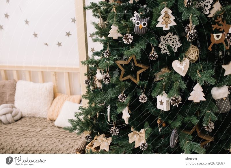 Weihnachtsbaum mit Dekorationen im Kinderzimmer Lifestyle Stil Feste & Feiern Weihnachten & Advent Silvester u. Neujahr Bildung Kunst Duft fangen ästhetisch
