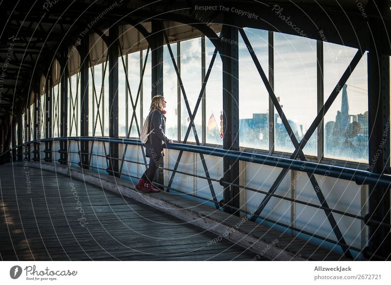 junge Frau in Hamburg an den Landungsbrücken Deutschland Stadt Tag Wolken Schönes Wetter Hafen Städtereise Sightseeing 1 Mensch Junge Frau feminin sitzen warten